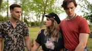 Nihat ((Timur Ülker) und Liz (Sarah Mangione) sind froh, sich gegenseitig zu haben. Rechts Yannik (Maximilian Schneider) Nihat ((Timur Ülker) und Liz (Sarah Mangione) sind froh, sich gegenseitig zu haben. Rechts Yannik (Maximilian Schneider)