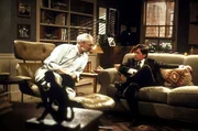 Nachdem ein Journalist einen Skandal ausgegraben hat, beschlie&szlig;t Mike (Michael J. Fox, r.), Dr. Peterson (Michael Gross, l.) zu besuchen ...