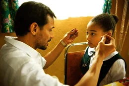 Jesse Borrego als Fabio und Amandla Stenberg als junge Cataleya