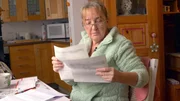Eva kämpft mit ihrem Bürgergeldantrag. Online kommt sie kaum voran, daher müssen erneut die Papierformulare herhalten. Eva kämpft mit ihrem Bürgergeldantrag. Online kommt sie kaum voran, daher müssen erneut die Papierformulare herhalten.