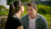 Deniz (Igor Dolgatschew) verspricht Charlotte "Charlie" (Shaolyn Fernandez), sie nicht im Stich zu lassen.
