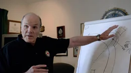 Roger Depue vor Flipchart.
