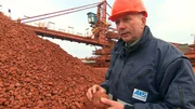 Bauxidhalde in Stade: Aus der roten Erde wird bei der AOS Aluminiumoxid gewonnen, ein feines weißes Pulver. Bauxidhalde in Stade: Aus der roten Erde wird bei der AOS Aluminiumoxid gewonnen, ein feines weißes Pulver.