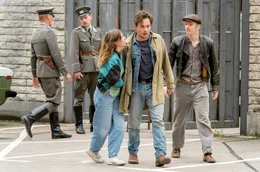 Stefan wird nach seiner Verhaftung durch die Stasi von Franka und Daks am Gef&auml;ngnis abgeholt. Im Foto (v.l.): Franka (Janina Fautz), Stefan (Ferdinand Lehmann), Daks (Timur Bartels)