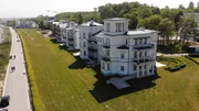 Die sogenannte "Perlenkette" ist eine Reihe historischer Villen oder Logierhäuser, die seit Mitte des 19. Jahrhunderts entlang der Promenade von Heiligendamm von unterschiedlichen Architekten errichtet wurden. Ursprünglich für Adelsfamilien als Sommersitz vergleichsweise einfach gebaut, heute luxussaniert für finanzkräftige Käufer. Die sogenannte "Perlenkette" ist eine Reihe historischer Villen oder Logierhäuser, die seit Mitte des 19. Jahrhunderts entlang der Promenade von Heiligendamm von unterschiedlichen Architekten errichtet wurden. Ursprünglich für Adelsfamilien als Sommersitz vergleichsweise einfach gebaut, heute luxussaniert für finanzkräftige Käufer.