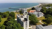Heiligendamm, die weiße Stadt am Meer, ist das älteste deutsche Seebad, gegründet 1793. Heute besteht der Ort vor allem aus dem 5 Sterne Grand Hotel, der „Perlenkette“ und einigen Cottages, die sich im Privatbesitz befinden. Heiligendamm, die weiße Stadt am Meer, ist das älteste deutsche Seebad, gegründet 1793. Heute besteht der Ort vor allem aus dem 5 Sterne Grand Hotel, der „Perlenkette“ und einigen Cottages, die sich im Privatbesitz befinden.