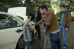 Witwer Baran Amedi (Rene Ifrah) sieht keinen anderen Weg, als seine Kinder Hewi (Mia Kasalo) und Dilo (Ugur Ekeroglu) mit seinem Bruder Kendal (Adrian Can) in die T&uuml;rkei zu schicken