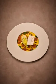 Jakobsmuschel, Pfirsich, Szechuanpfeffer, Vin Jaune, Tagetes&ouml;l &ndash; ein Gericht aus der K&uuml;che des Restaurants Ikarus im Hangar-7