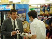 Booth (David Boreanaz, l.) sucht in Supermärkten nach Informationen über das Opfer vom Highway, denn Barb Berquist war geradezu besessen davon, Coupons von Supermärkten zu sammeln. Booth (David Boreanaz, l.) sucht in Supermärkten nach Informationen über das Opfer vom Highway, denn Barb Berquist war geradezu besessen davon, Coupons von Supermärkten zu sammeln.
