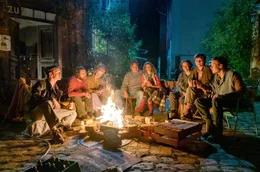 Franka f&uuml;hlt sich in der Umweltgruppe wohl. Im Foto (v.l.): Daks (Timur Bartels), Solveig (Marlene Tanczik), Karsten (Maximilian Klas), Stefan (Ferdinand Lehmann), Franka (Janina Fautz), Geliebte von Astrid (Chiara Menschel), Astrid (Anabel M&ouml;bius), Tanker (Andreas Warmbrunn)