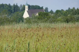 Die Rassokirche in Grafrath markiert das Ende des Ampermooses.