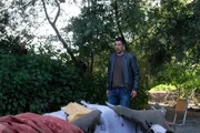 Valerio (Alessandro Gassmann) schaut sich am Ufer des Tiber in der N&auml;he der Br&uuml;cke um, von der angeblich Ettore ins Wasser sprang.