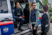 Die Situation spitzt sich zu, als es in einer Straßenbahn zu einer Geiselnahme von Birgit und ihren Fahrgästen kommt. Die SOKO wird zum Einsatzort gerufen, um die Situation zu deeskalieren. Die Situation spitzt sich zu, als es in einer Straßenbahn zu einer Geiselnahme von Birgit und ihren Fahrgästen kommt. Die SOKO wird zum Einsatzort gerufen, um die Situation zu deeskalieren.