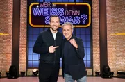 Treten bei "Wer wei&szlig; denn sowas?" als Kandidaten an: Der Sport- und Fernsehmoderator Sven Voss (l.) und der ehemalige Fu&szlig;ballspieler und Fu&szlig;balltrainer Pierre Littbarski (r.).