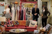 Lassen sich von dem berühmten Stylisten Brad Goreski (Brad Goreski, M.) für den roten Teppich vorbereiten: Caroline (Beth Behrs, l.) und Max (Kat Dennings, r.) ... Lassen sich von dem berühmten Stylisten Brad Goreski (Brad Goreski, M.) für den roten Teppich vorbereiten: Caroline (Beth Behrs, l.) und Max (Kat Dennings, r.) ...