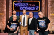 Moderator Kai Pflaume (M.) und seine Rateteam-Kapit&auml;ne Bernhard Ho&euml;cker (l.) und Elton (r.) begr&uuml;&szlig;en in dieser Sendung den Schauspieler August Wittgenstein (2.v.l.) und den Schauspieler Uwe Ochsenknecht (2.v.r.).