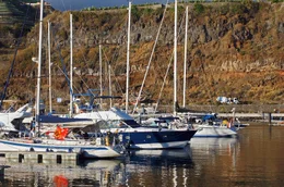 Blick auf den Hafen Tazacorte. Puerto Tazacorte liegt etwa drei Kilometer unterhalb von Tazacorte. Der Fischerei- und Frachthafen ist der gr&ouml;&szlig;te Hafen der Insel, hier liegen aber auch Segeljachten.