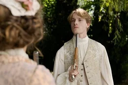 Herzog Wilhelm (Louis Hofmann) h&auml;lt sich eine Waffe ans Kinn und droht, sich das Leben zu nehmen.