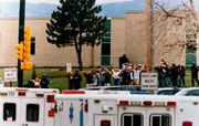 Polizisten evakuieren die Columbine High School.