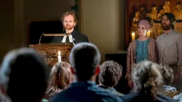Pfarrer Jessen (Christian N&auml;the) leitet einen Umweltgottesdienst. Solveig (Marlene Tanczik) und Karsten (Maximilian Klas) unterst&uuml;tzen.