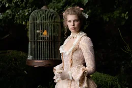 Herzogin Sophie (Josephine Thiesen) dreht sich w&uuml;tend um.