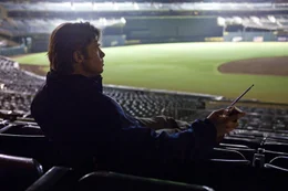 Einst war Billy Beane (Brad Pitt) ein hochgehandelter Nachwuchsstar des Baseballs, doch seine Karriere verlief nicht zufriedenstellend. Nun ist er als Manager f&uuml;r die Oakland Athletics, das sowohl finanziell als auch leistungstechnisch schw&auml;chste Team der Liga, unterwegs - und bisher auch wenig erfolgreich ...