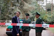 Die Streifenpolizisten (Komparsen) sträuben sich dagegen, ZERV-Ermittler Peter Simon (Fabian Hinrichs, l.) zum Tatort vorzulassen. Die Streifenpolizisten (Komparsen) sträuben sich dagegen, ZERV-Ermittler Peter Simon (Fabian Hinrichs, l.) zum Tatort vorzulassen.