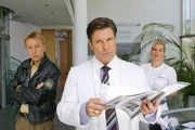 "Die Rosenheim-Cops", "Teufel in Weiß." Professor Keller, Miteigentümer der renommierten Omega Privatklinik, mag ein genialer Geschäftsmann sein, seine unkonventionellen Methoden sind gleichwohl nicht jedermanns Geschmack. Prompt findet er eines Tages gewaltsam den Tod. Erschlagen entdeckt ihn eine Mitarbeiterin in seinem Büro. Zu Kellers Kritikern gehörte sein Assistent Patrick Weidemann, der schließlich entlassen worden ist. Doch auch der Juwelier Alwin Brandstätter hätte ein Motiv. Er macht Keller für den Tod seiner Schwester verantwortlich.Im Bild: Haben Klinikchef Hoff (Francis Fulton Smith, m.) und Krankenschwester Strunk (Isabella Schmid, r.) vor Polizist Mohr (Max Müller, l.) etwas zu verbergen? "Die Rosenheim-Cops", "Teufel in Weiß." Professor Keller, Miteigentümer der renommierten Omega Privatklinik, mag ein genialer Geschäftsmann sein, seine unkonventionellen Methoden sind gleichwohl nicht jedermanns Geschmack. Prompt findet er eines Tages gewaltsam den Tod. Erschlagen entdeckt ihn eine Mitarbeiterin in seinem Büro. Zu Kellers Kritikern gehörte sein Assistent Patrick Weidemann, der schließlich entlassen worden ist. Doch auch der Juwelier Alwin Brandstätter hätte ein Motiv. Er macht Keller für den Tod seiner Schwester verantwortlich.Im Bild: Haben Klinikchef Hoff (Francis Fulton Smith, m.) und Krankenschwester Strunk (Isabella Schmid, r.) vor Polizist Mohr (Max Müller, l.) etwas zu verbergen?