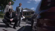 Lt. Joe Kenda (Carl Marino, vorne) entdeckt eine grausame, unerwartete Verbindung zwischen Täter und Opfern. Lt. Joe Kenda (Carl Marino, vorne) entdeckt eine grausame, unerwartete Verbindung zwischen Täter und Opfern.