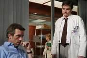 Eine Frau, die sich von Job zu Job hangelt, kämpft plötzlich mit Entschlussunfähigkeit und erleidet gleich darauf einen Anfall. Dr. James Wilson (Robert Sean Leonard, r.) bittet Dr. Gregory House (Hugh Laurie, l.) um Rat, doch der ist mit den Gedanken woanders ... Eine Frau, die sich von Job zu Job hangelt, kämpft plötzlich mit Entschlussunfähigkeit und erleidet gleich darauf einen Anfall. Dr. James Wilson (Robert Sean Leonard, r.) bittet Dr. Gregory House (Hugh Laurie, l.) um Rat, doch der ist mit den Gedanken woanders ...