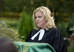 Pastorin Maria Weintraut (Petra Kleinert) wird gebeten, auf einer islamischen Beerdigung ein paar Worte zu sprechen - gegen den Willen des Witwers