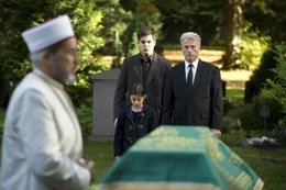 Der konservative Richter Ernst Blessing steht seinen Enkeln bei, w&auml;hrend der Hodscha eine Grabrede auf ihre Mutter h&auml;lt (Kemal Zeriat, Ugur Ekeroglu, Mia Kasalo, &uuml;rgen Prochnow, v.l.)