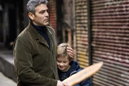 Michael (George Clooney, li.) sieht seinen Sohn Henry (Austin Williams) viel zu selten.