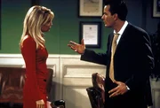 Der erste Konflikt ist vorprogrammiert: Caitlin (Heather Locklear, l.) liest ihrem neuen Kollegen Charlie (Charlie Sheen, r.) die Leviten. Der erste Konflikt ist vorprogrammiert: Caitlin (Heather Locklear, l.) liest ihrem neuen Kollegen Charlie (Charlie Sheen, r.) die Leviten.