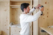 Kleiderschrank aus Zirbenholz: Schreiner Julius Lux beim Aufbau des Schranks in der Stuttgarter Wohnung der Kundin