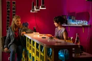 Karo (Nadja Uhl, l.) besucht ihre Tochter Silvia (Vanessa Loibl, r.) in der frisch eröffneten Bar. Karo (Nadja Uhl, l.) besucht ihre Tochter Silvia (Vanessa Loibl, r.) in der frisch eröffneten Bar.