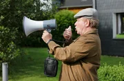 Zielonka (Michael Hanemann) informiert den Geiselnehmer &uuml;ber Megafon, dass das Fluchtauto bereitsteht.