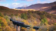 In Schottland bieten sich Bahnreisenden atemberaubende Aussichten auf dem Weg in die Highlands. Das Streckennetz des Landes umfasst rund 2.800 Kilometer. In Schottland bieten sich Bahnreisenden atemberaubende Aussichten auf dem Weg in die Highlands. Das Streckennetz des Landes umfasst rund 2.800 Kilometer.