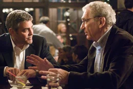Michael (George Clooney, li.) bittet seinen aalglatten Chef Marty (Sydney Pollack) um einen Gefallen.