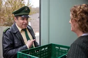 Riedl (Paul Sedlmeir, l.) soll bei Lilly Grünthaler (Louisa Stroux, r.) alle Zutaten für Girwidz berühmt berüchtigtes Steinpilz Risotto besorgen. Riedl (Paul Sedlmeir, l.) soll bei Lilly Grünthaler (Louisa Stroux, r.) alle Zutaten für Girwidz berühmt berüchtigtes Steinpilz Risotto besorgen.