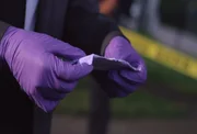 Lt. Joe Kenda bringt den Fall einer jungen ermordeten Frau voran, als ihm bewusst wird, dass ein ganzes Netz aus Lügen sich um den Mord rangt ... Lt. Joe Kenda bringt den Fall einer jungen ermordeten Frau voran, als ihm bewusst wird, dass ein ganzes Netz aus Lügen sich um den Mord rangt ...
