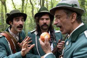 Hektor (Samy Challah, l.) und Paris (Jasin Challah, M.) versuchen ihren Vater Marcos (Pavlos Kourtidis, r.) vor dem Zankapfel der Eris (Angelina Galbeni) zu warnen. Hektor (Samy Challah, l.) und Paris (Jasin Challah, M.) versuchen ihren Vater Marcos (Pavlos Kourtidis, r.) vor dem Zankapfel der Eris (Angelina Galbeni) zu warnen.