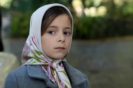 Hewi Amedi (Mia Kasalo) steht mit einer deutschen Mutter und einem kurdischen Vater zwischen zwei Kulturen
