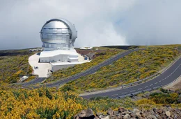 Am Rand des Nationalparks Caldera de Taburiente, in 2.400 Meter H&ouml;he &uuml;ber dem Meeresspiegel, steht Europas gr&ouml;&szlig;tes Nachtteleskop. 1985 wurde mit der Installation des Observatoriums begonnen. Heute arbeiten dort rund um die Uhr Wissenschaftler aus fast ganz Europa.