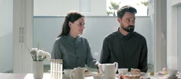 Ella (Julia Becker, li) und Adam Stark (Manolo Bertling) begr&uuml;&szlig;en die Beamtin Gudrun Paschke bei Kaffee und Kuchen.