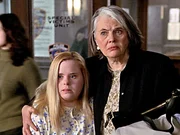 Rebecca Tolliver (Lois Smith, r.) glaubt, dass ihre geistig behinderte Tochter Katie (Andrea Fay Friedman) vergewaltigt wurde.
