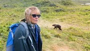 Die wohl bekannteste Bärenflüsterin des Archipels: Jo Murphy traut sich ganz dicht ran an die gewaltigen Raubtiere, seit Jahrzehnten ist sie auf Tuchfühlung mit den Kodiakbären. Die wohl bekannteste Bärenflüsterin des Archipels: Jo Murphy traut sich ganz dicht ran an die gewaltigen Raubtiere, seit Jahrzehnten ist sie auf Tuchfühlung mit den Kodiakbären.