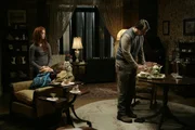 V.l.: Daphne Stevens (Sasha Pieterse) und Gabriel Macklin (Michael Wiseman).