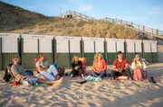 Mit den Füßen im Sand kommen alle zu dem Entschluss: Der Camping-Roadtrip war ein voller Erfolg (Evelyn Weigert, Matthias Steiner, Bettina Tietjen, Regina Halmich, Sven Martinek und Jochen Schropp, v. r. n. l). Mit den Füßen im Sand kommen alle zu dem Entschluss: Der Camping-Roadtrip war ein voller Erfolg (Evelyn Weigert, Matthias Steiner, Bettina Tietjen, Regina Halmich, Sven Martinek und Jochen Schropp, v. r. n. l).