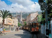 Die Strassenbahn von Sóller fährt durch die Stadt direkt in den Haufen, ans Meer Die Strassenbahn von Sóller fährt durch die Stadt direkt in den Haufen, ans Meer